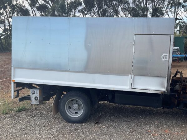 Tyre Truck Service Back off a Mitsubishi Canter with Hydraulic Tail Gate Lifter