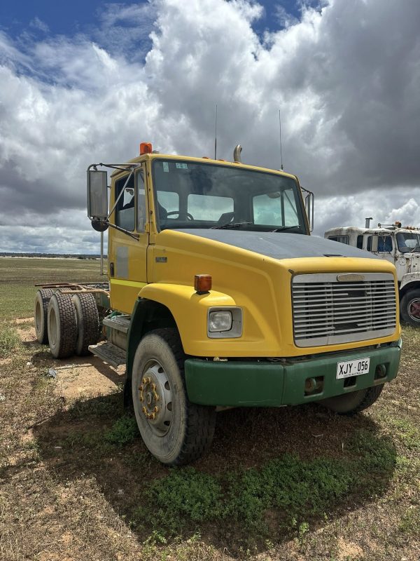 Freightliner FL80 x 2